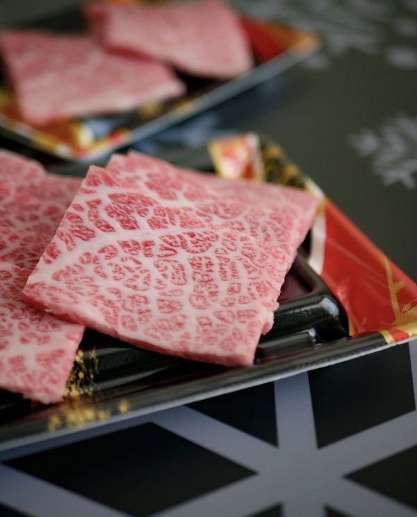 神戶A5肩小排燒肉一公斤 神戶A5肩小排燒肉,日本和牛,尚羽水產,品質保證,神戶紅酒牛,美味和牛享受,新竹縣,竹北市,高級料理,水產零售,總部位小排,保存年限長達9個月,保鮮,確實保存,保存方式冰箱冷凍,-18°C以下保存,真空退冰,全程低溫冷凍車配送,實體店面,安心選購