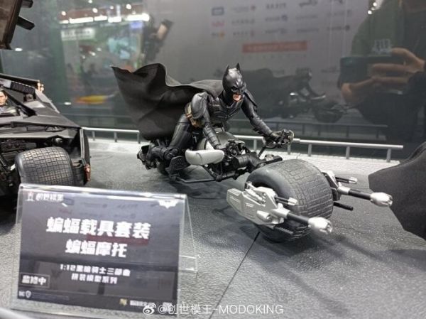 玩具聯合國 預購免訂金 創世模王 蝙蝠俠 暗黑騎士 DC 韋恩 戰衣+探照燈 豪華版套裝 無地台 組裝模型 