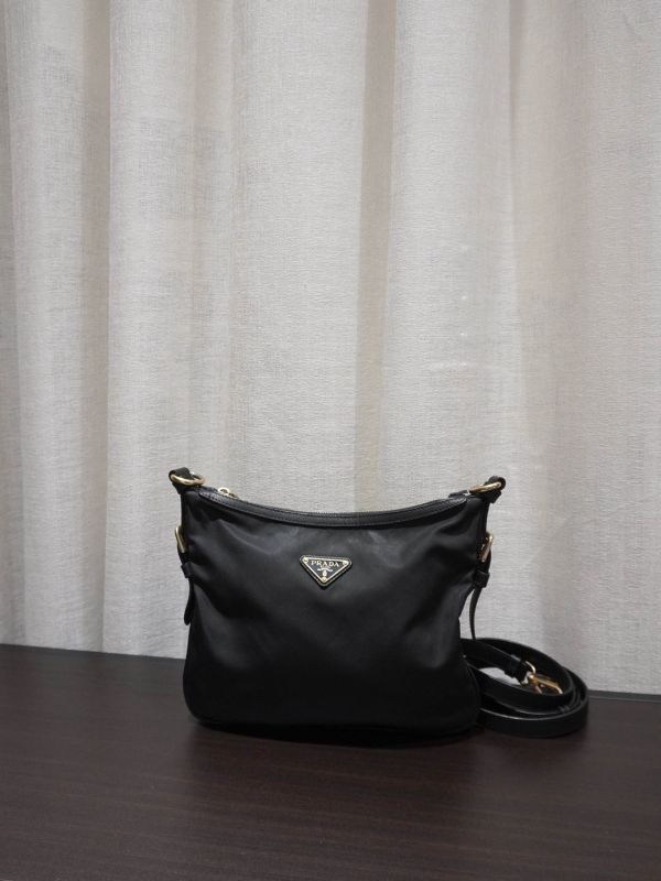 Prada黑色尼龍斜背包 #252050 