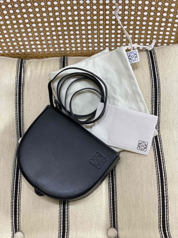 Loewe黑色腰包/肩背包 #241472 