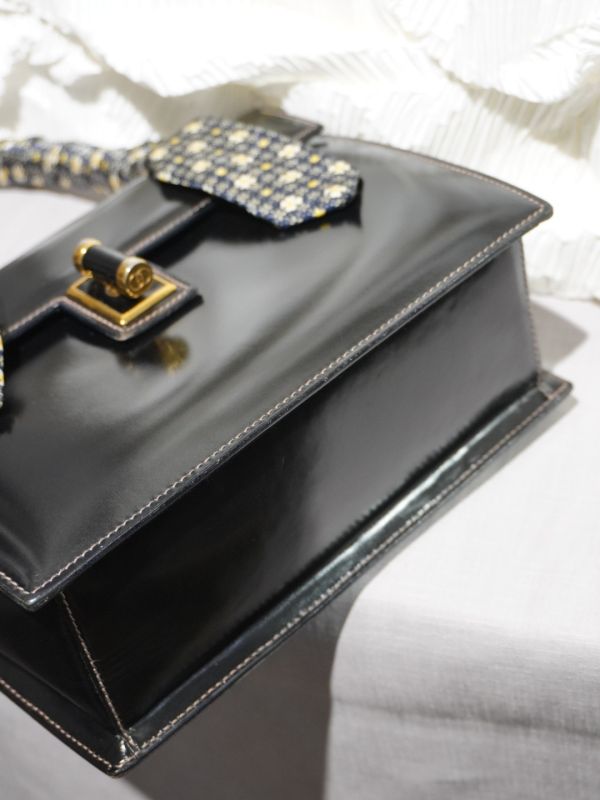 Gucci黑色亮面皮旋轉扣手提包 #220267 