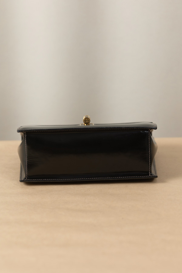 Gucci黑色亮面皮旋轉扣手提包 #220267 