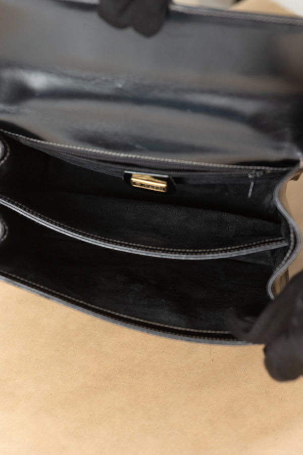 Gucci黑色亮面皮旋轉扣手提包 #220267 