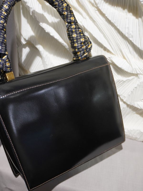 Gucci黑色亮面皮旋轉扣手提包 #220267 