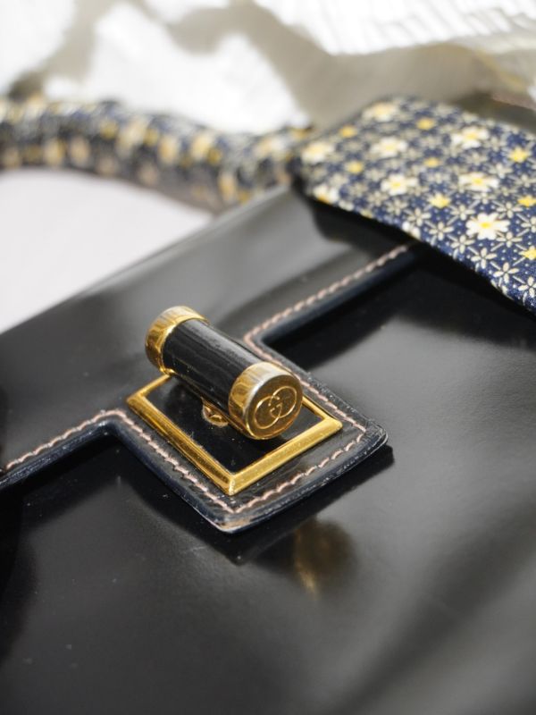 Gucci黑色亮面皮旋轉扣手提包 #220267 