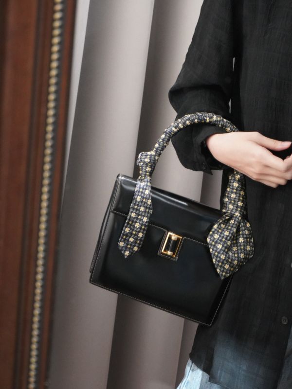 Gucci黑色亮面皮旋轉扣手提包 #220267 