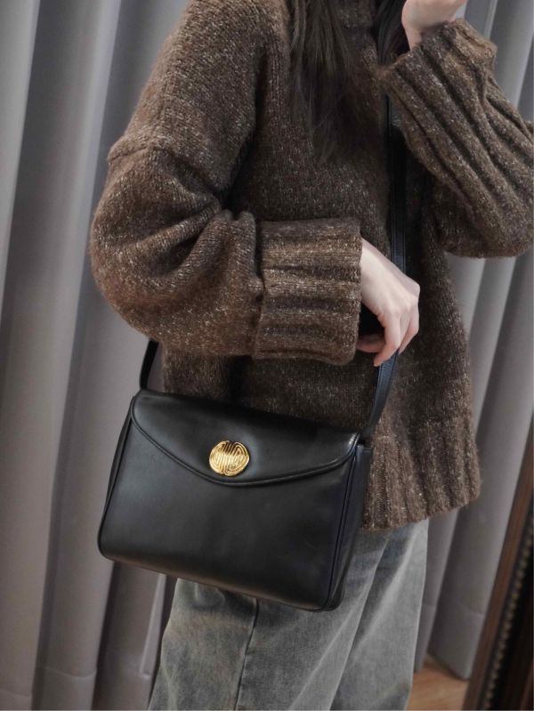 Givenchy黑色牛皮大金釦斜背包#220139 