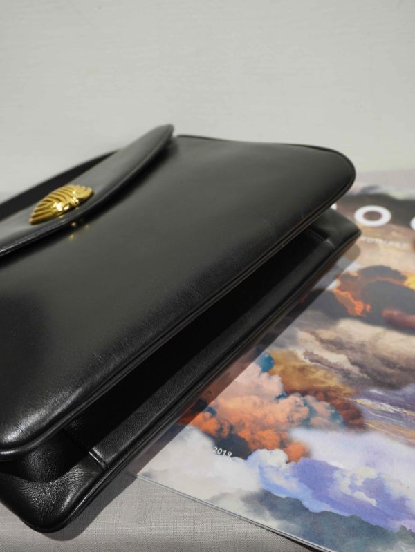 Givenchy黑色牛皮大金釦斜背包#220139 
