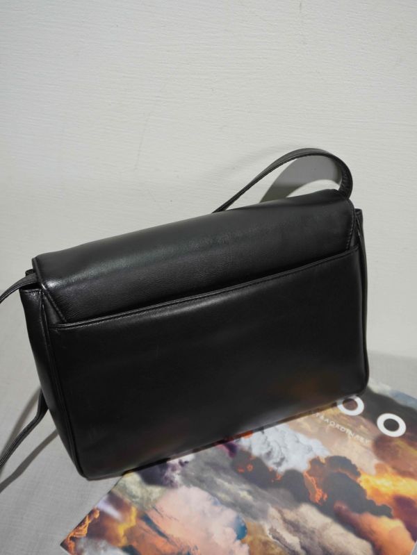 Givenchy黑色牛皮大金釦斜背包#220139 