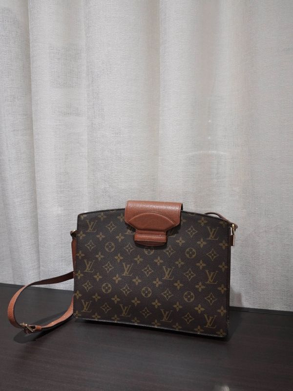 LV老花紅皮肩背包 #251947 