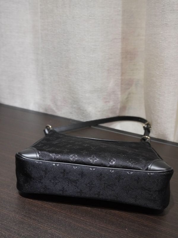 LV 黑老花腋下包 #241485 