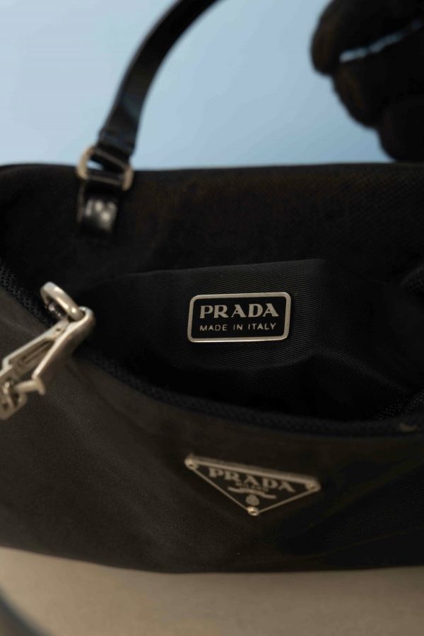 Prada黑色尼龍手提包 #220607 