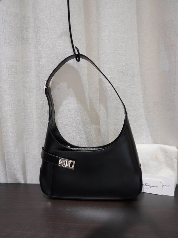 Ferragamo黑色中號單肩包 #252028 