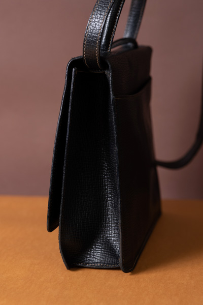 Loewe黑色壓紋插釦葉子包 #220049 