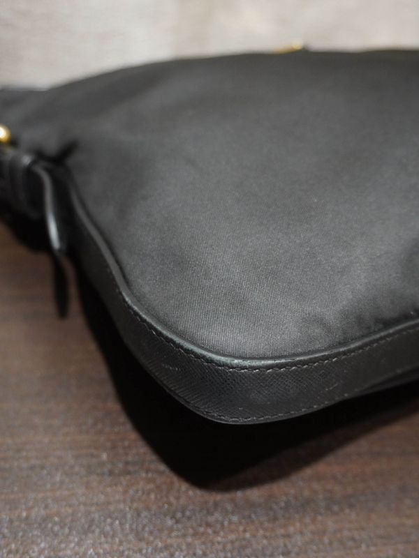 Prada黑色尼龍斜背包 #252050 