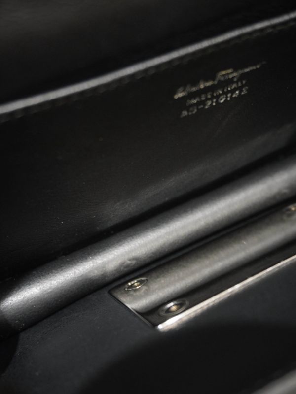 Ferragamo黑銀色鏈條包 #251968 