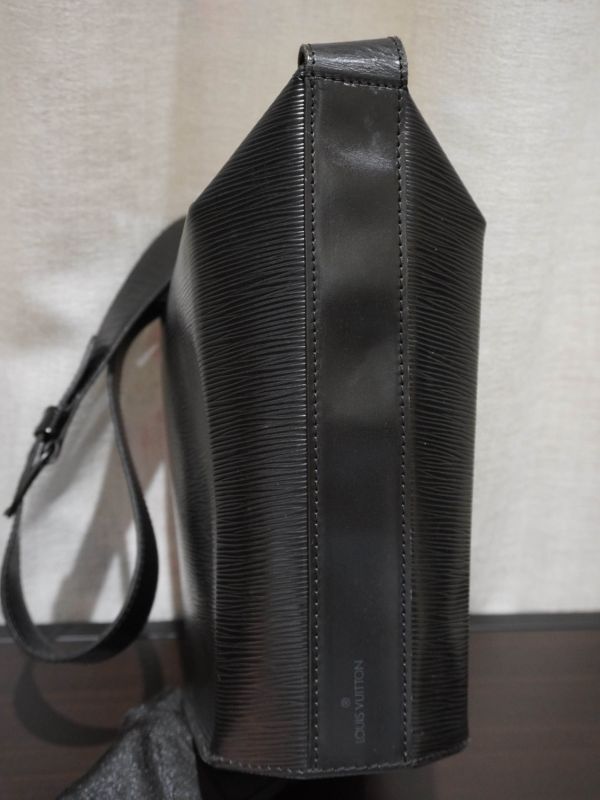 LV黑色水波紋水桶肩背包 #251962 