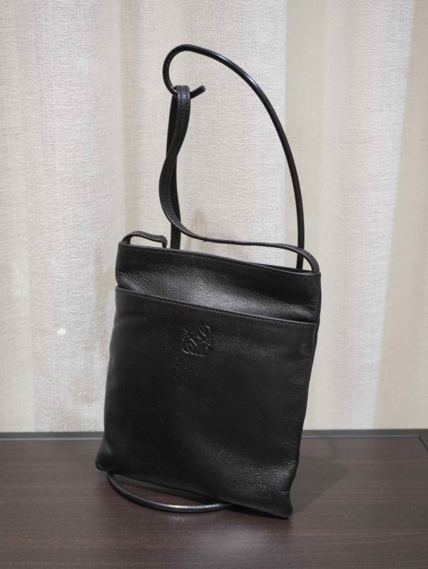 Loewe 黑色小牛皮斜挎包 #241530 