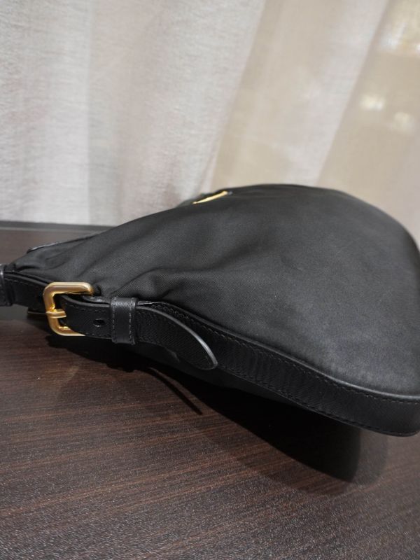 Prada黑色尼龍斜背包 #252050 