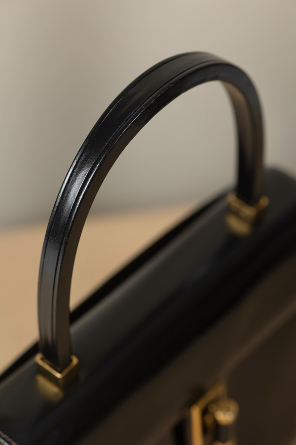 Gucci黑色亮面皮旋轉扣手提包 #220267 