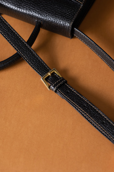 Loewe黑色壓紋插釦葉子包 #220049 