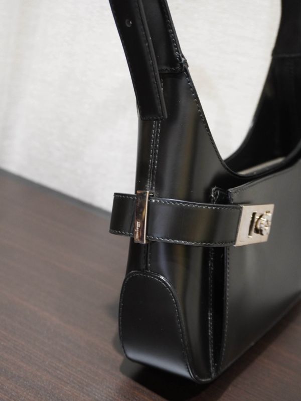 Ferragamo黑色小號腋下包 #252048 