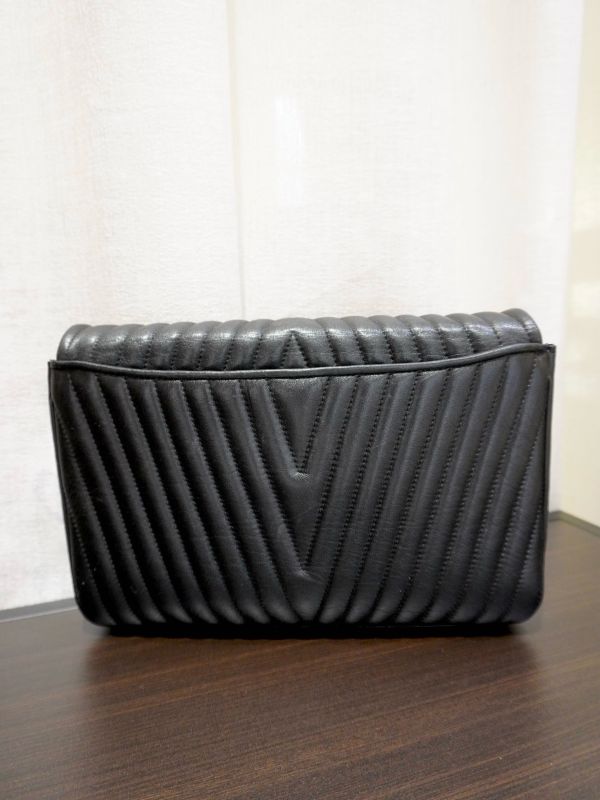 Valentino 黑色山羊皮V紋信封包 #241597 