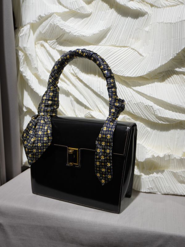 Gucci黑色亮面皮旋轉扣手提包 #220267 