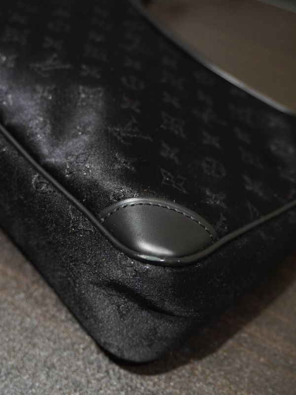 LV 黑老花腋下包 #241485 