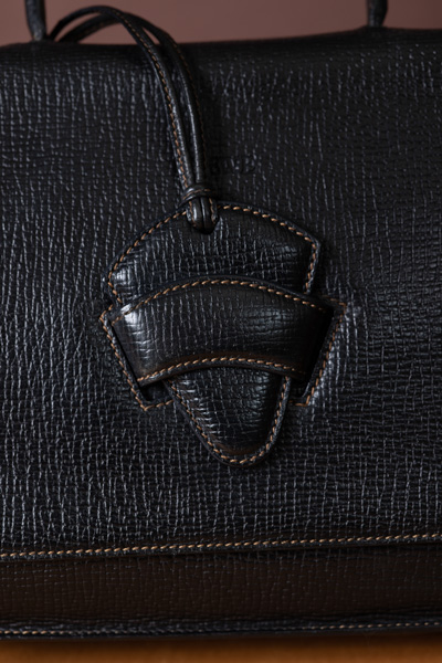 Loewe黑色壓紋插釦葉子包 #220049 