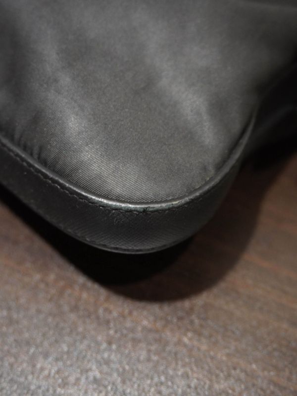 Prada黑色尼龍斜背包 #252050 