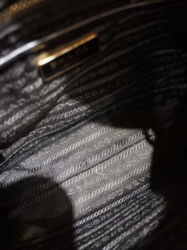 Prada黑色尼龍斜背包 #252050 