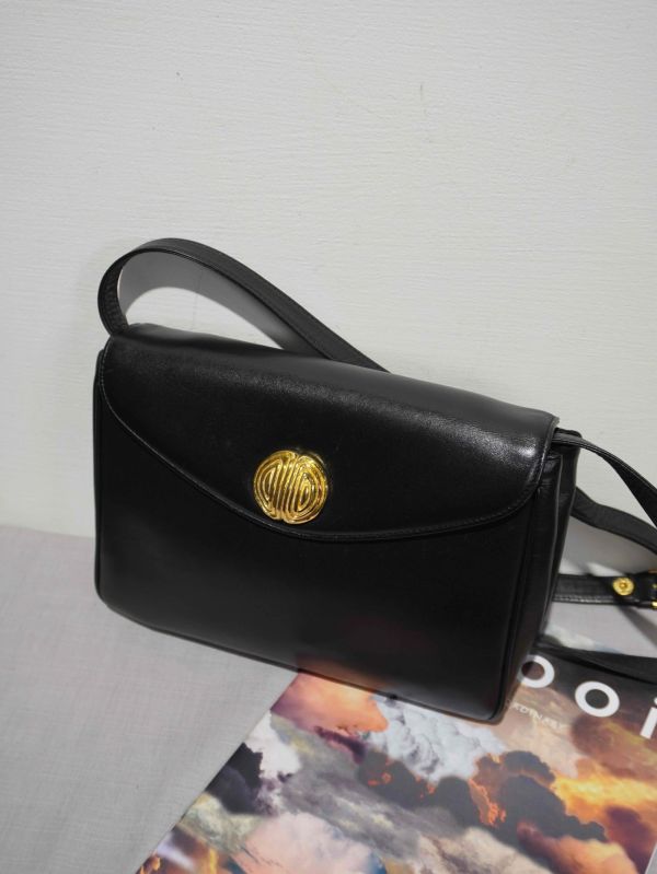 Givenchy黑色牛皮大金釦斜背包#220139 