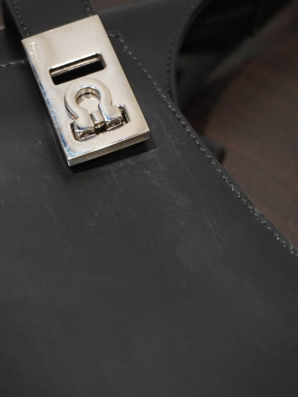 Ferragamo黑色小號腋下包 #252048 