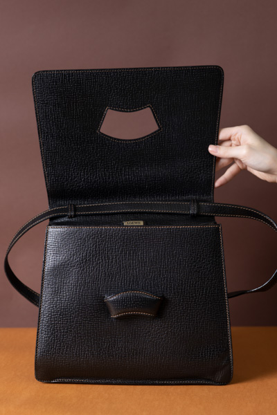 Loewe黑色壓紋插釦葉子包 #220049 