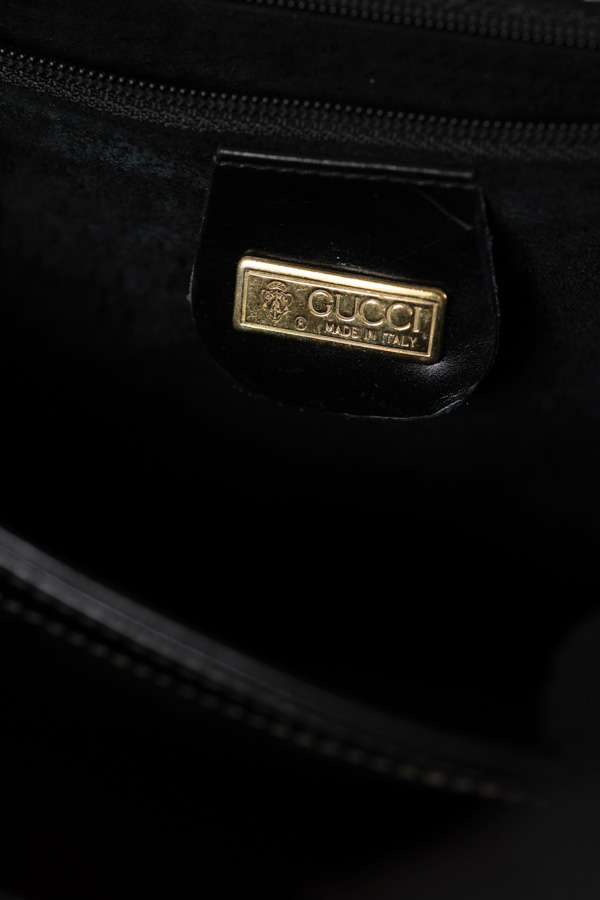 Gucci黑色亮面皮旋轉扣手提包 #220267 