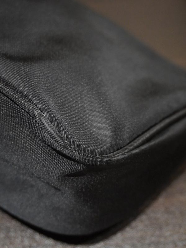 Prada黑色腋下包 #251961 