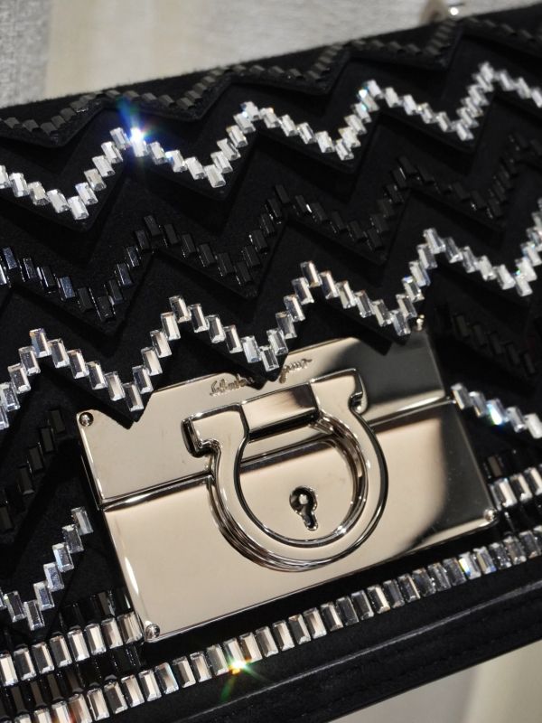 Ferragamo黑銀色鏈條包 #251968 