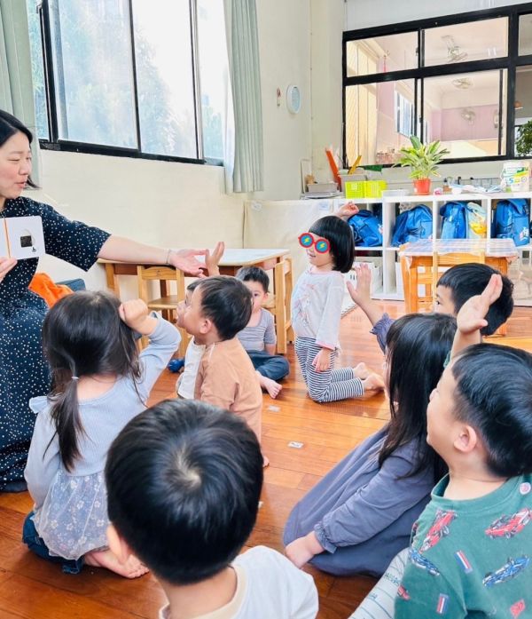 你喜歡哪一個? 硬頁翻翻書 * 請人手各2本! * 