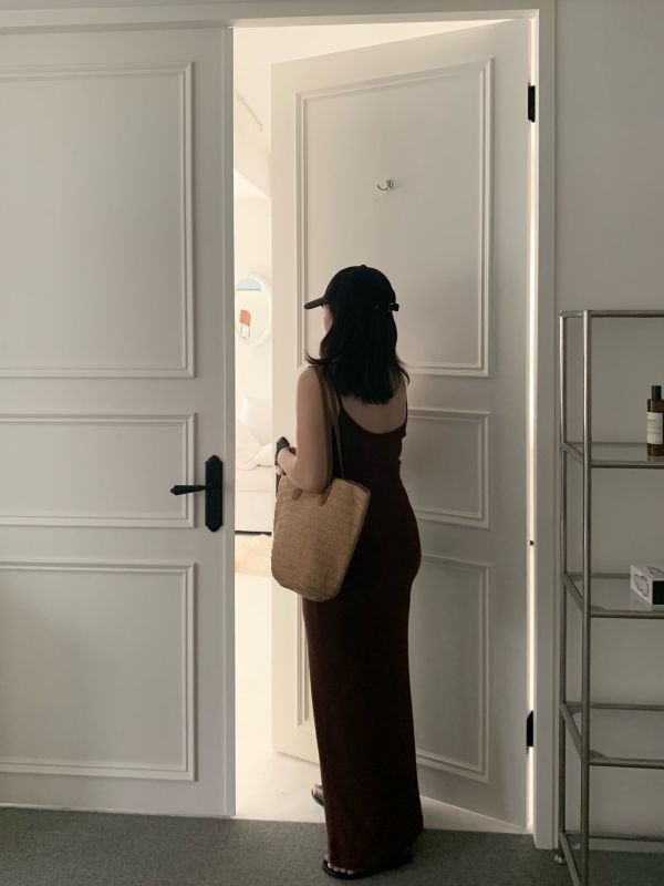 JU09 現貨優惠必搶!好美!削肩露背咖色洋裝 