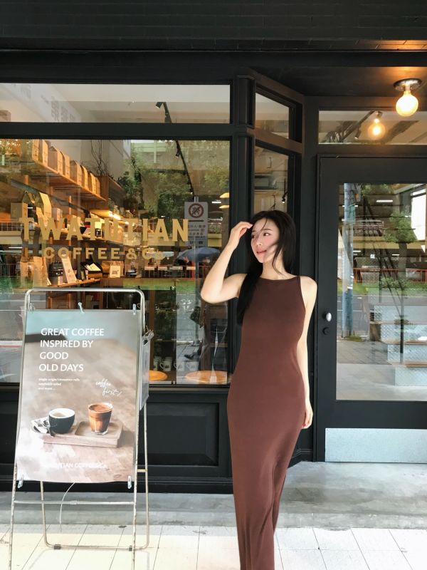 JU09 現貨優惠必搶!好美!削肩露背咖色洋裝 