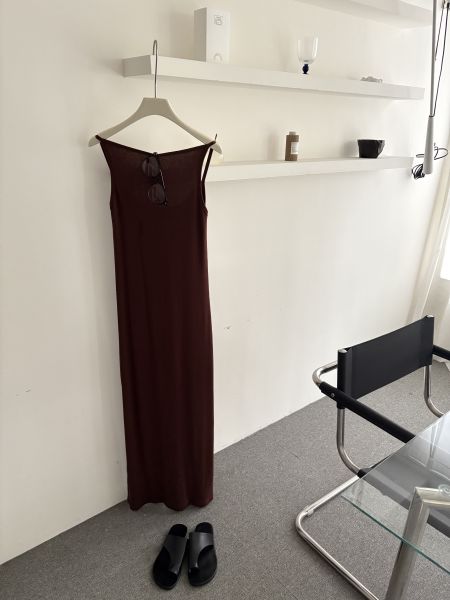 JU09 現貨優惠必搶!好美!削肩露背咖色洋裝 