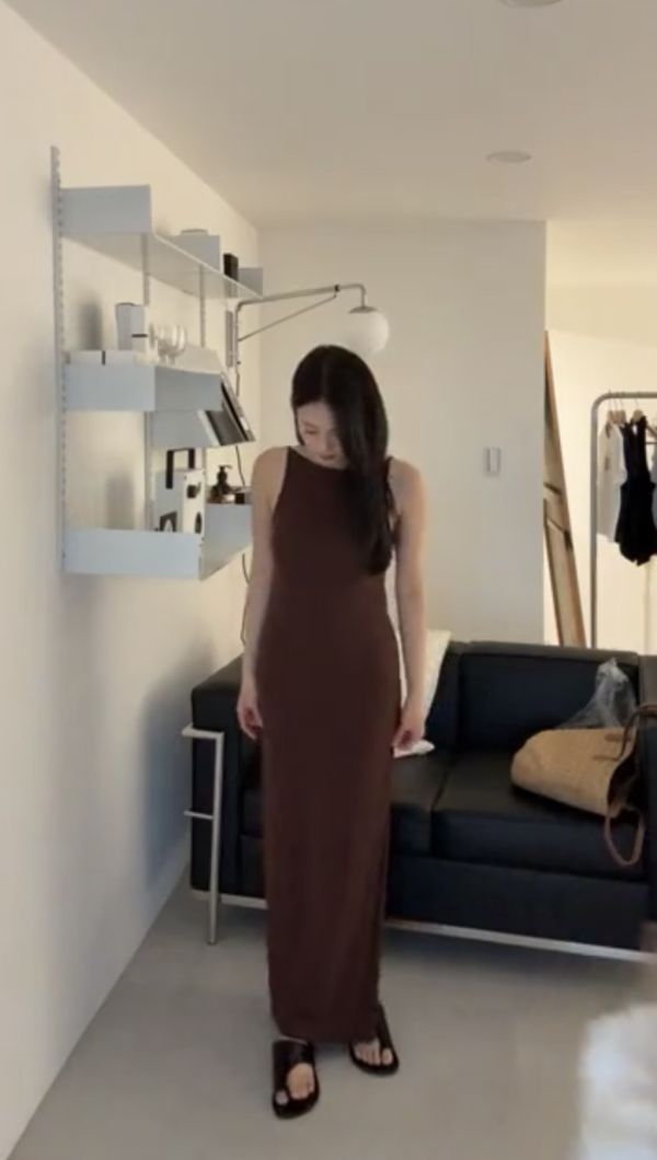 JU09 現貨優惠必搶!好美!削肩露背咖色洋裝 