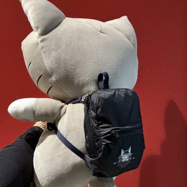 迷你小背包裡的可伸展後背包 