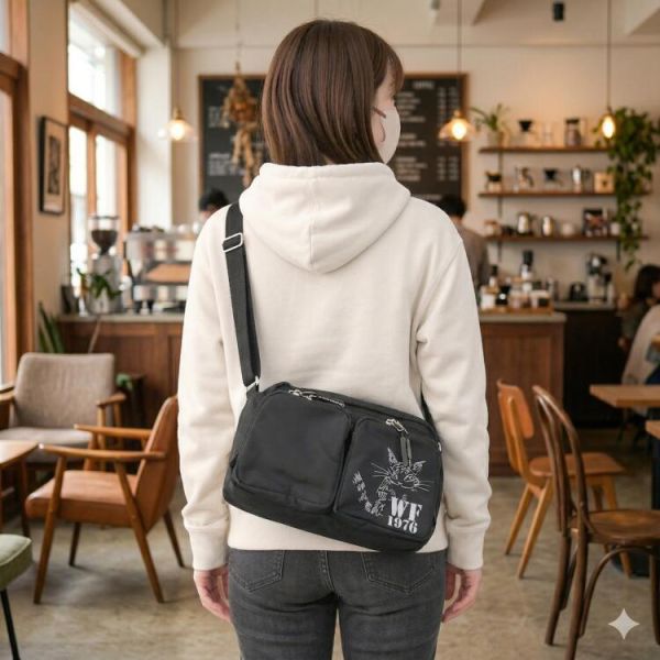 輕量防潑水肩背包 