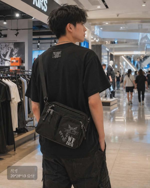 輕量防潑水肩背包 