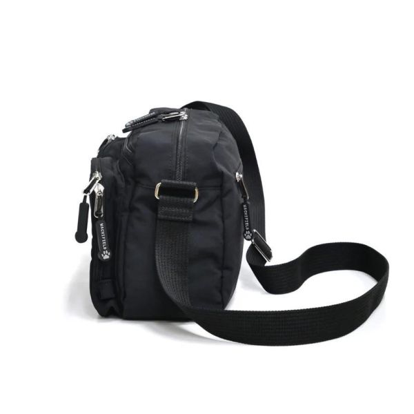 輕量防潑水肩背包 