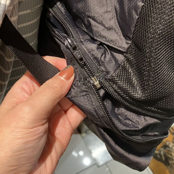 迷你小背包裡的可伸展後背包 