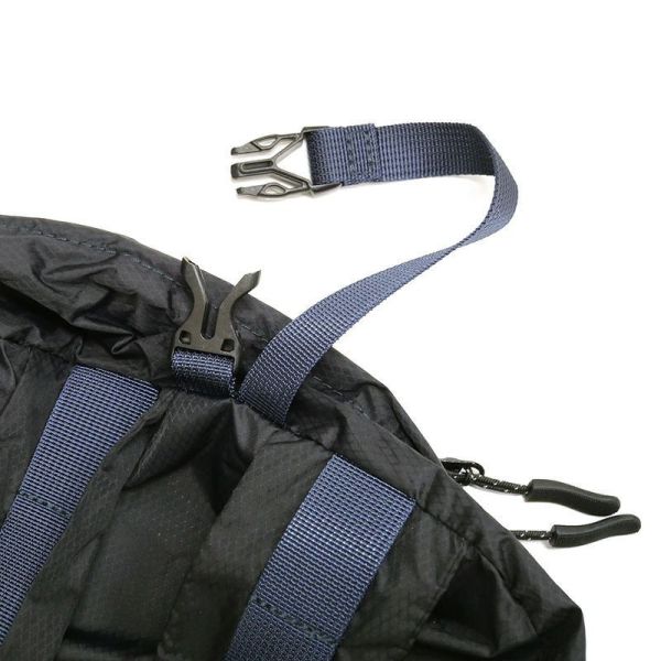 迷你小背包裡的可伸展後背包 