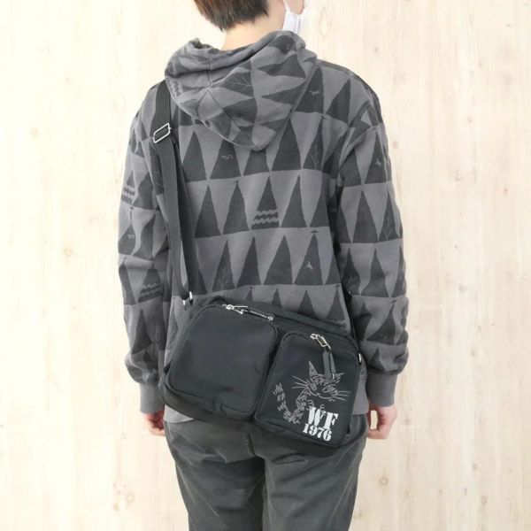 輕量防潑水肩背包 